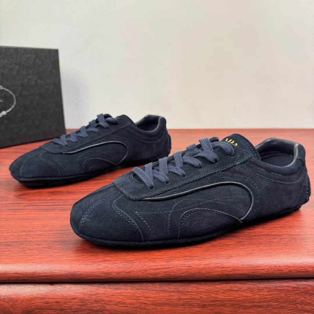 Batch 780 Prada/Prada Montecarlo Re-Edition 2005 Nappa sheepskin/nubuck leather sneakers, men's men's men's shoes for easy shipping! Featuring an antique finish, these sneakers combine style and comfort in a sophisticated and innovative design. The silhouette inspired by driving shoes is soft and flexible, and the deconstructed sole gives it a lightweight look and smooth aesthetic. Prominent top stitching enhances the sporty soul of this hybrid sneaker. It is paired with a lightweight and flexible rubber sole, a visible convex sole pattern embellishment, and a wrapped insole. The whole package! Size: 39-40-41-42-43-44 leather shoe size Item number: 4E1165 frosted blue